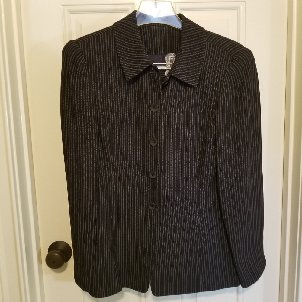 Beautiful Dana Buchman 2pc suit.  Size 8. Excellent condition.